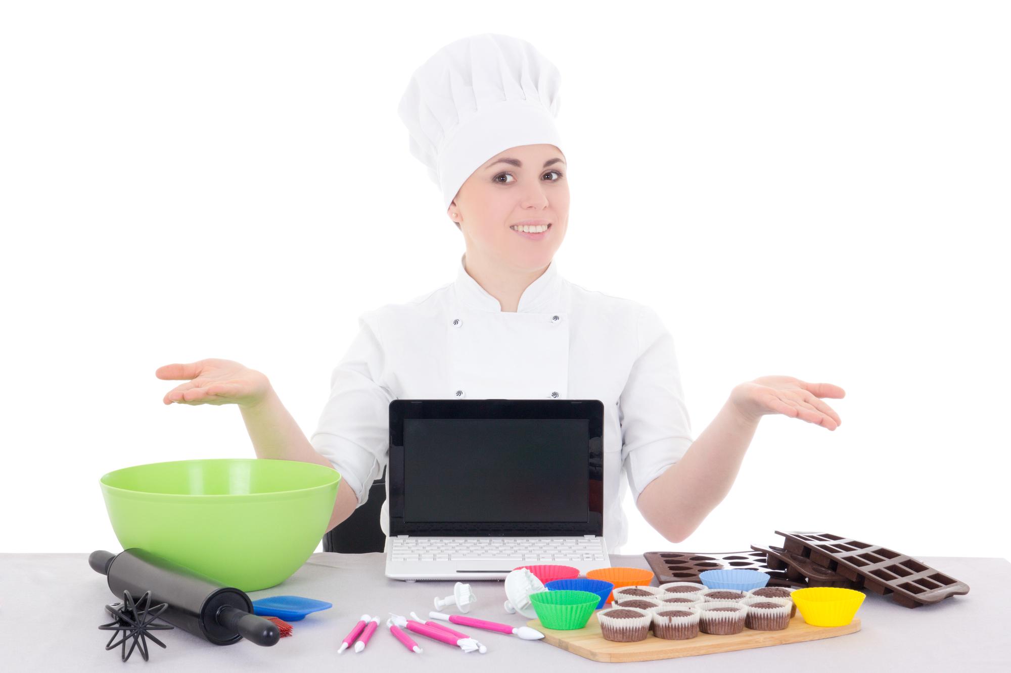 Insegnante che spiega ricetta davanti alla camera