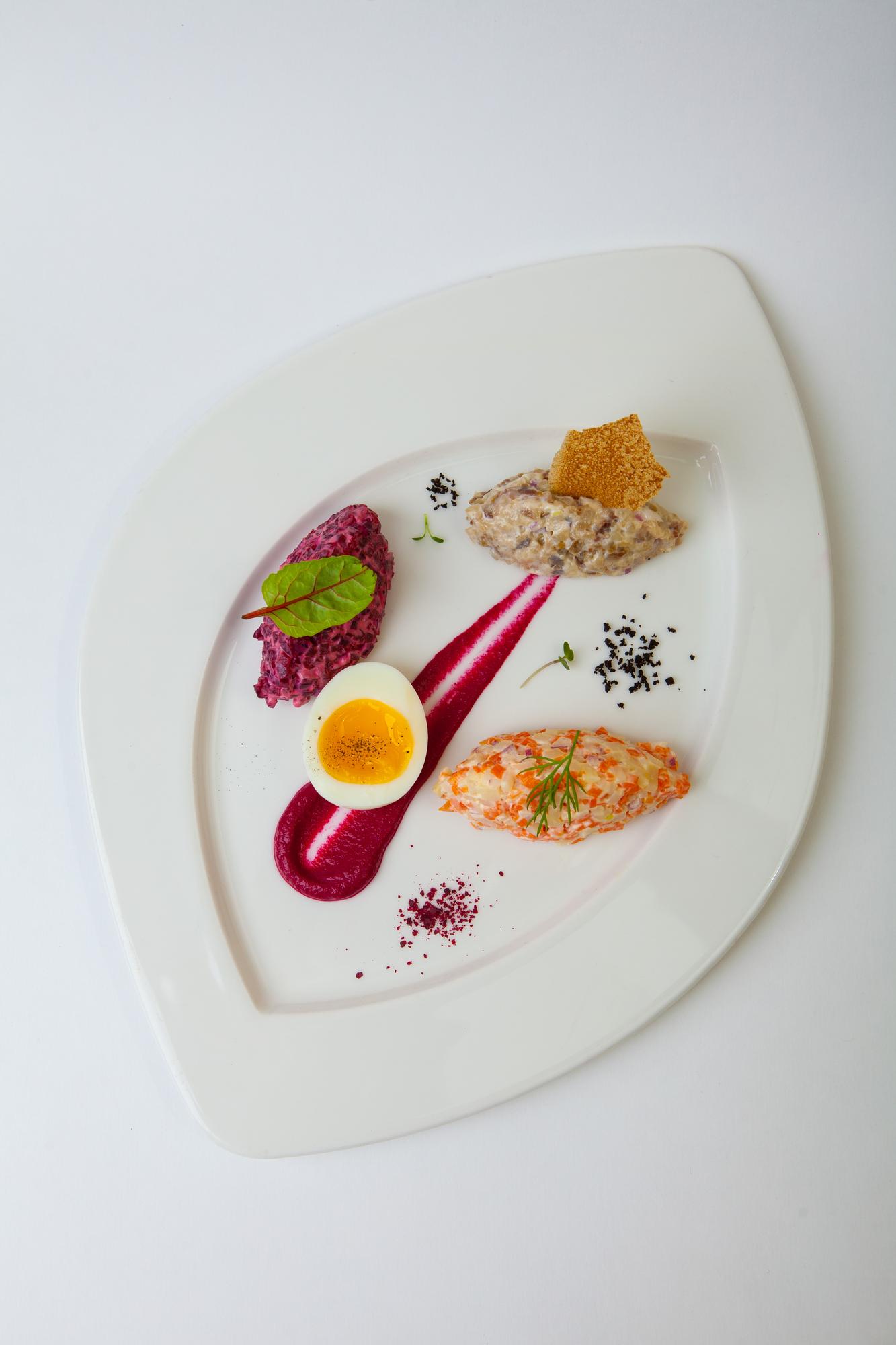 Piatti impiattati con cura in cucina artigianale