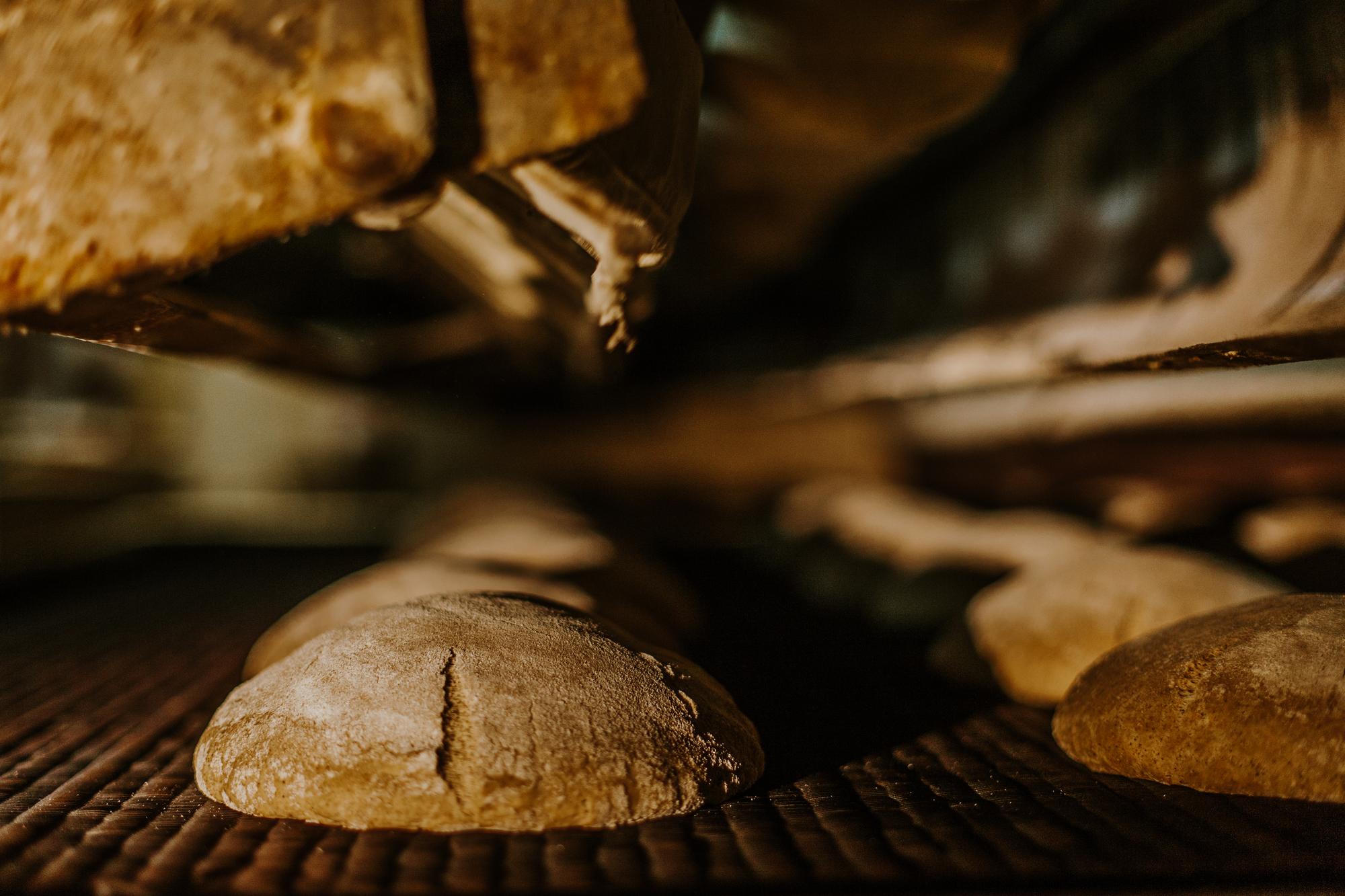 Forno a legna e pagnotte dorate