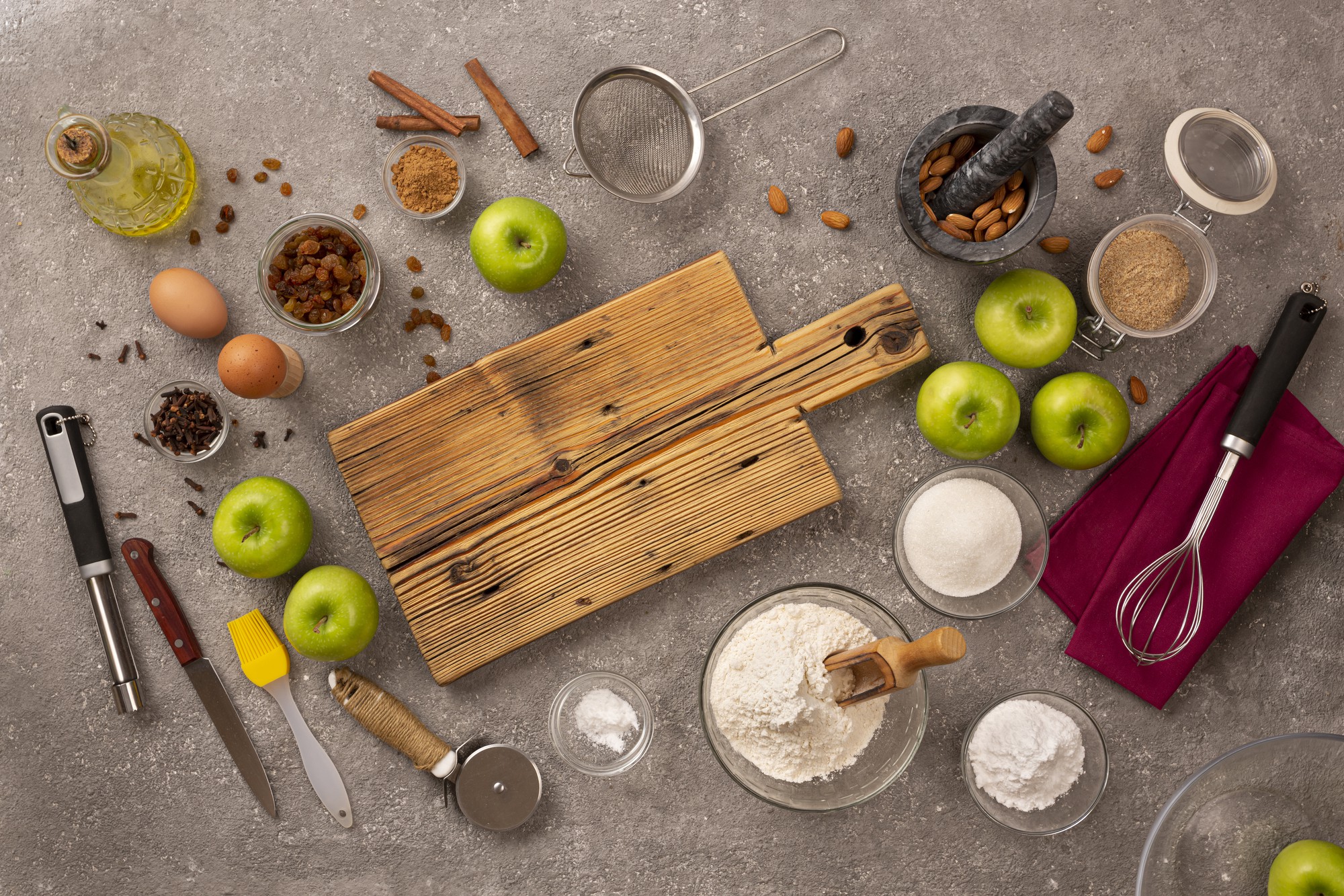 Banco di lavoro con utensili e ingredienti